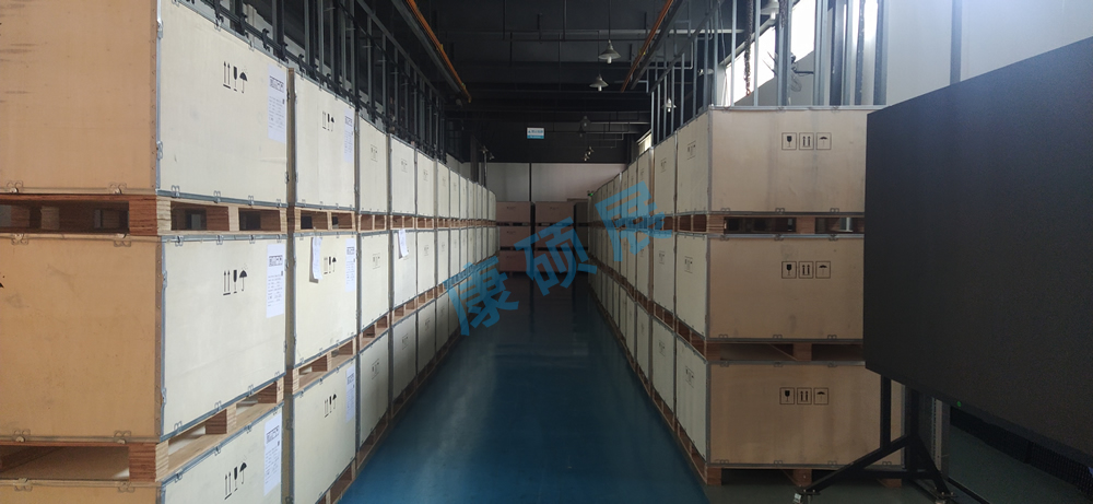 康碩展2000平米戶外格柵屏出貨，重量輕，風(fēng)荷載小，IP67防水，高效能低功耗，易安裝、方便維護(hù)！