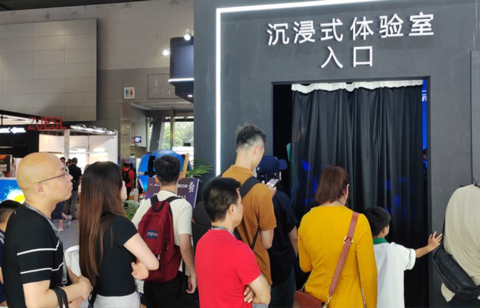 沉浸式體驗(yàn)式入口處排隊(duì)盛況