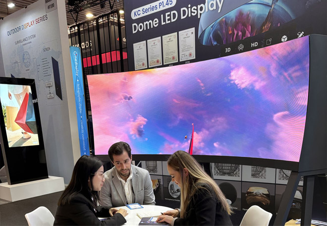 ISE2025展會康碩展展位現(xiàn)場展示的LED內(nèi)弧屏