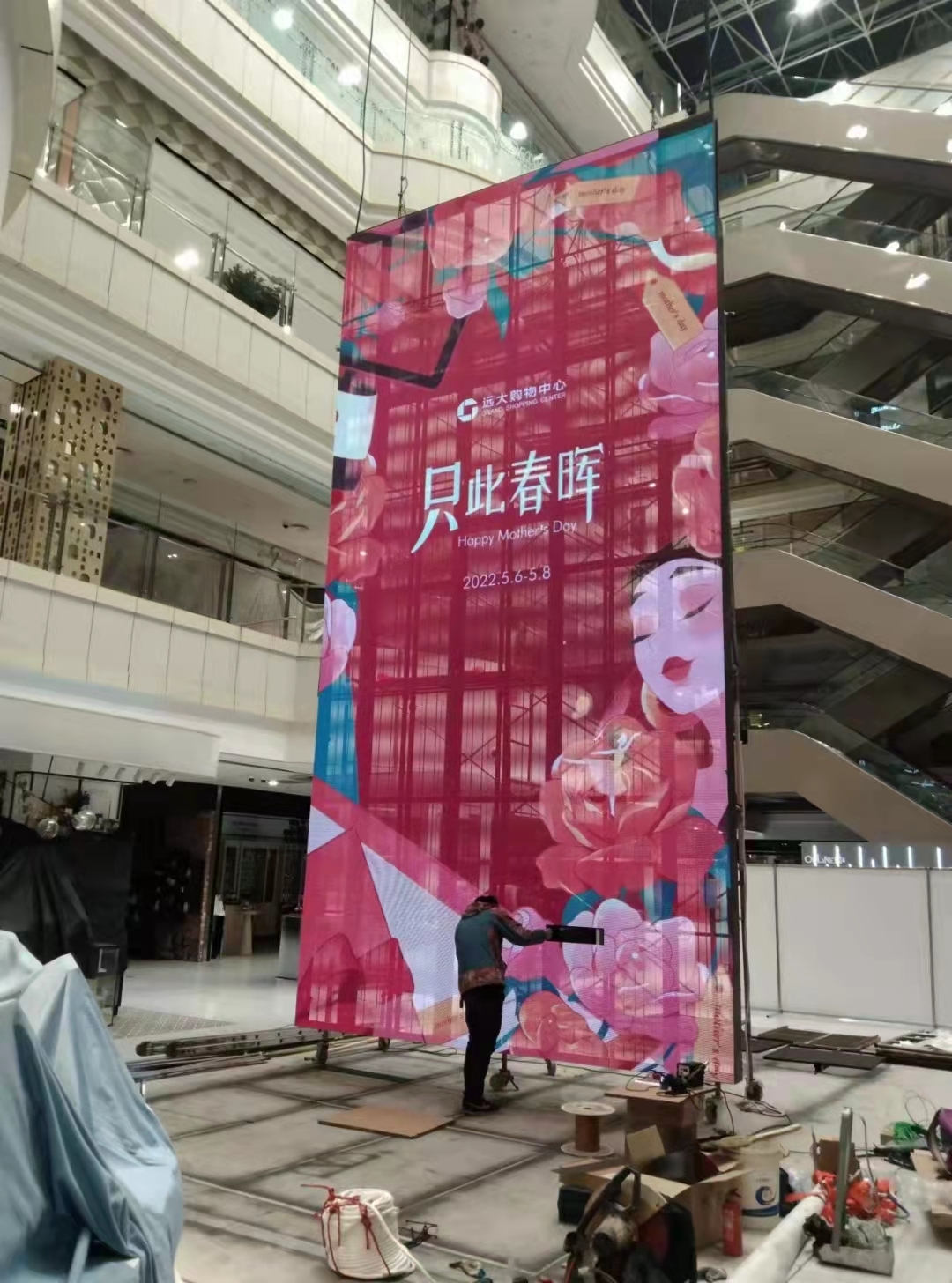 黑龍江遠(yuǎn)大購物中心P3.91室內(nèi)透明屏